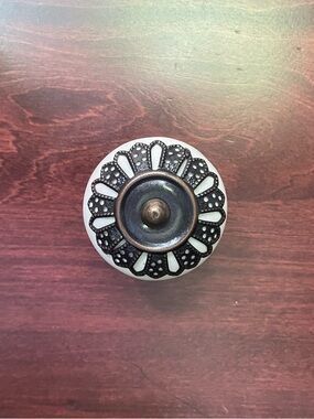 Decorative Off-White Ceramic Drawer/Cabinet Knob with Antique Brass Accent